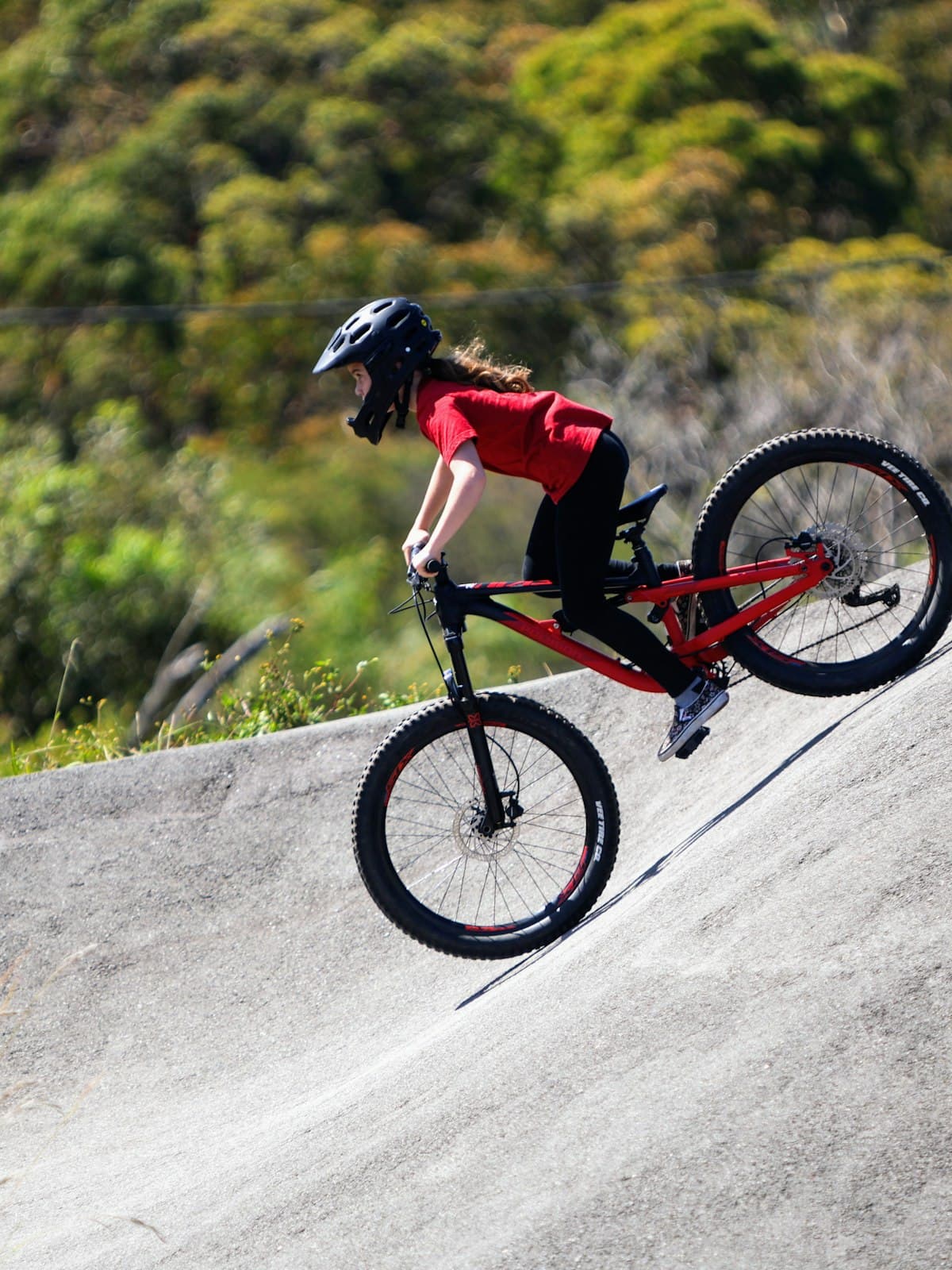 Rider en un pump track de hormigón